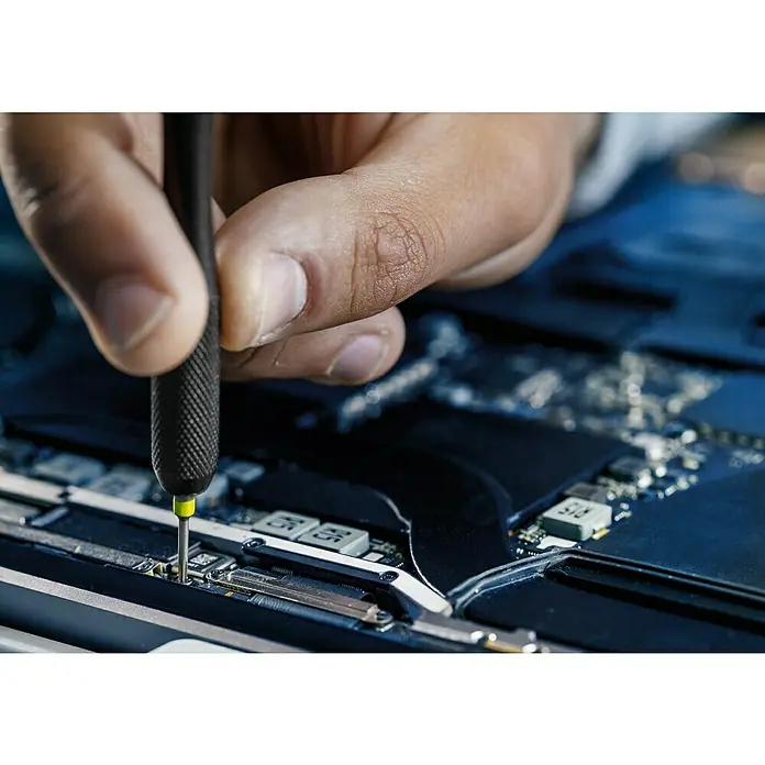 Bosch Bit-Set Precision - 42 -tlg. - Nahaufnahme eines Schraubendrehers, der verwendet wird, um eine Schraube auf einer blauen Laptop-Platine zu befestigen.
