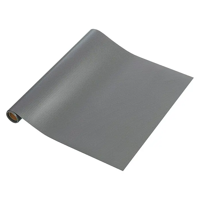 Wenko Antirutschmatte - Grau, L x B: 150 x 50 cm - Eine graue Anti-Rutsch-Matte aufgerollt, ideal für Schubladen oder Regale. Das Produkt bietet guten Halt und schützt Oberflächen vor Kratzern.
