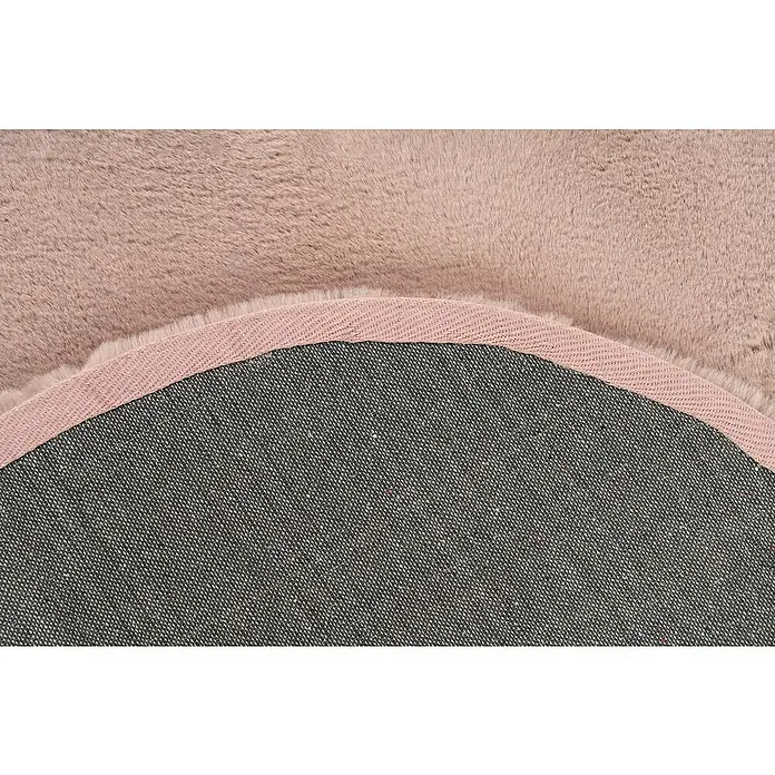 Fellteppich Happy - Rosa, 230 x 160 cm, Oval, 100 % Polyester (Flor) - Nahaufnahme eines runden, rosa Teppichs mit weicher Oberfläche und gewebter Unterseite.
