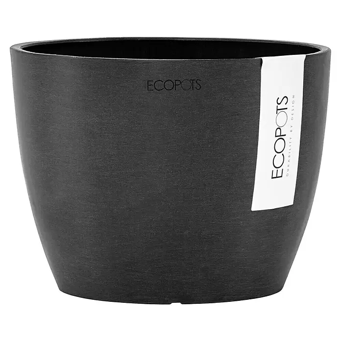 Ecopots Pflanztopf Stockholm - Außenmaß (Ø x H): 16,2 x 12 cm, Kunststoff, Dunkelgrau - Dunkelgrauer, texturierter Ecopots Pflanztopf mit geprägtem Logo und weißem Markenetikett.