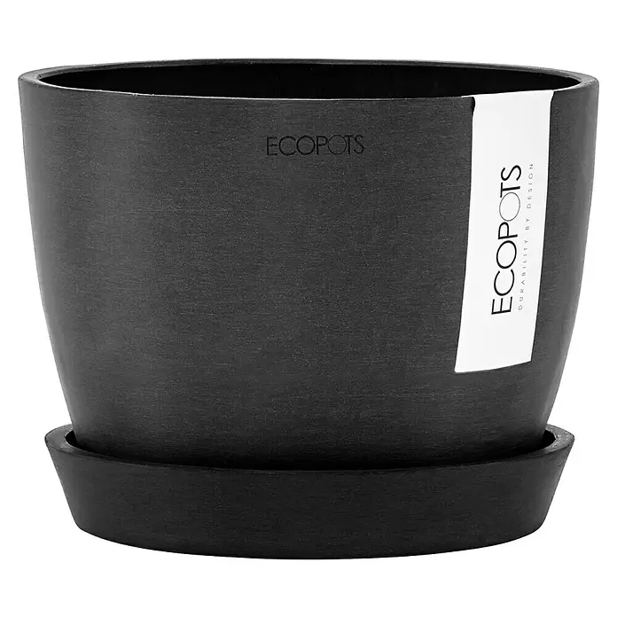 Ecopots Pflanztopf Stockholm - Außenmaß (Ø x H): 16,2 x 12 cm, Kunststoff, Dunkelgrau - Dunkelgrauer strukturierter Blumentopf mit passendem Untersetzer, versehen mit einem 'ECOPOTS' Etikett.