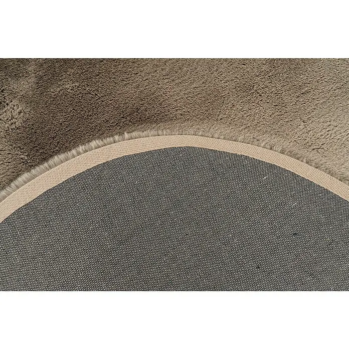 Fellteppich Happy - Taupe, 230 x 160 cm, Oval, 100 % Polyester (Flor) - Detailansicht eines runden, braunen Teppichs mit beiger Bordüre und grauer Rückseite, die die Textur und Verarbeitung des Teppichs zeigt.