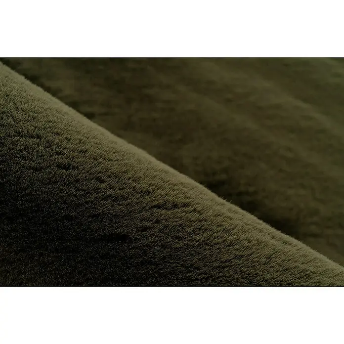 Fellteppich Happy - Basil, 230 x 160 cm, Oval, 100 % Polyester (Flor) - Nahaufnahme von olivgrünem Kunstfellstoff mit weicher, flauschiger Textur und sanften Falten, ideal für Mode und Heimtextilien.
