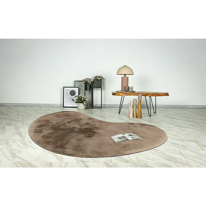 Fellteppich Happy - Taupe, 230 x 160 cm, Oval, 100 % Polyester (Flor) - Brauner Teppich in Nierenform mit Buch im Wohnzimmer, der Wärme und Komfort ausstrahlt. Elegante Dekoration.