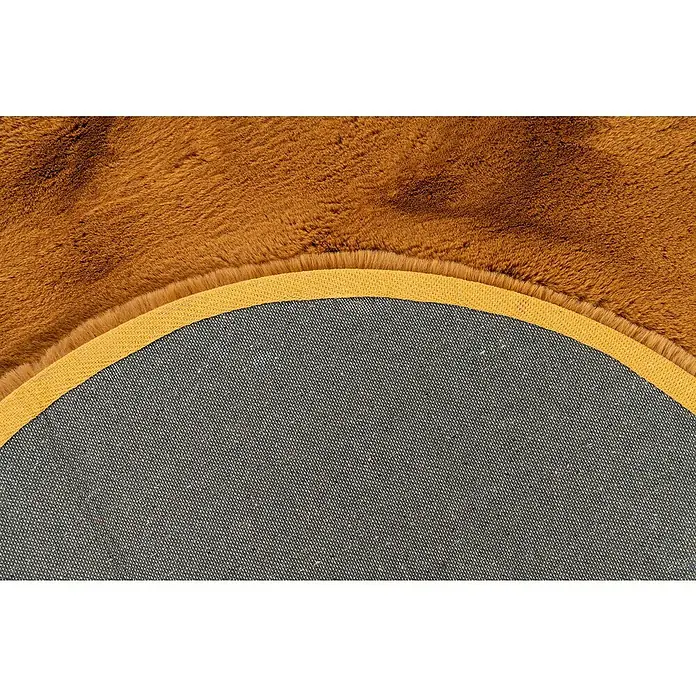 Fellteppich Happy - Amber, 230 x 160 cm, Oval, 100 % Polyester (Flor) - Detailansicht eines runden, braunen Teppichs mit gelbem Rand und grauer Unterseite. Hochfloriger Teppich für ein gemütliches Zuhause.