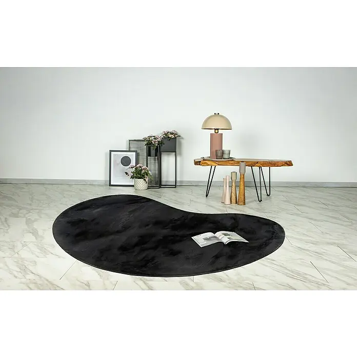 Fellteppich Happy - Graphit, 230 x 160 cm, Oval, 100 % Polyester (Flor) - Elegantes Wohnambiente mit einem schwarzen, unförmigen Teppich. Das weiche Accessoire verleiht dem Raum Wärme und Stil, ideal für moderne Interieurs.