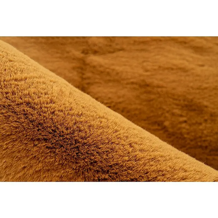 Fellteppich Happy - Amber, 230 x 160 cm, Oval, 100 % Polyester (Flor) - Detailaufnahme eines kuscheligen, karamellfarbenen Teppichs. Die weichen Fasern laden zum Berühren ein und verleihen jedem Raum Wärme und Komfort.