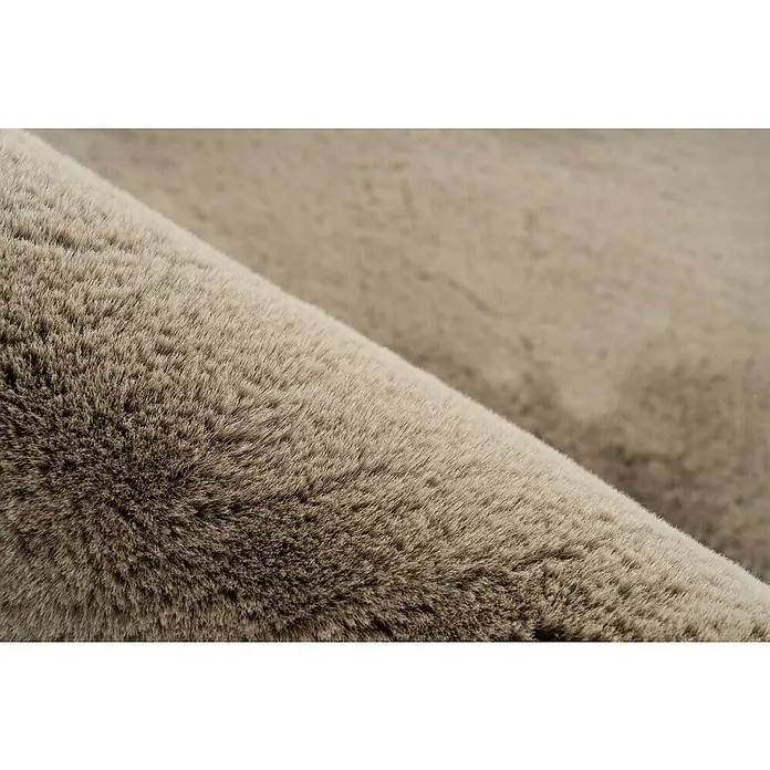 Fellteppich Happy - Taupe, 230 x 160 cm, Oval, 100 % Polyester (Flor) - Nahaufnahme eines luxuriösen, beigen Kunstfellteppichs. Die weiche Textur und der elegante Farbton machen ihn zu einem Blickfang.