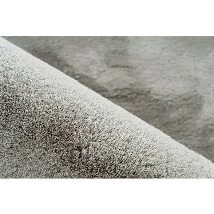 Fellteppich Happy - Silber, 230 x 160 cm, Oval, 100 % Polyester (Flor) - Nahaufnahme eines weichen, grauen Teppichs, der eine luxuriöse und komfortable Textur zeigt. Ideal für gemütliche Wohnräume.