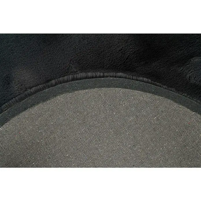 Fellteppich Happy - Graphit, 230 x 160 cm, Oval, 100 % Polyester (Flor) - Nahaufnahme eines runden, schwarzen Teppichs, der die Textur der weichen Oberfläche und die robuste Unterseite zeigt.