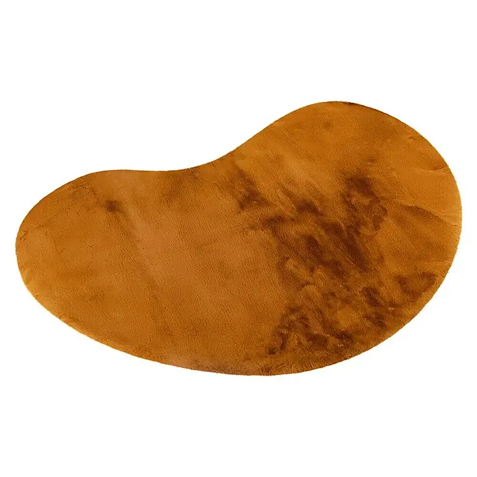 Fellteppich Happy - Amber, 230 x 160 cm, Oval, 100 % Polyester (Flor) - Nahaufnahme eines braunen, nierenförmigen Teppichs mit weicher Textur und weißem Rand auf schwarzem Hintergrund.