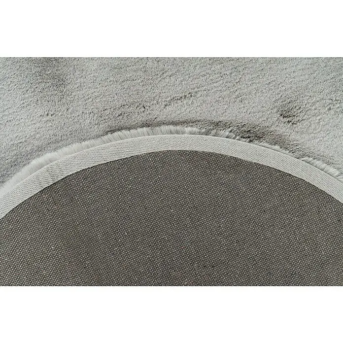 Fellteppich Happy - Silber, 230 x 160 cm, Oval, 100 % Polyester (Flor) - Detailaufnahme eines grauen Teppichs, der die Textur und Verarbeitung des Materials hervorhebt. Der Teppich hat eine weiche Oberfläche und einen robusten Untergrund.