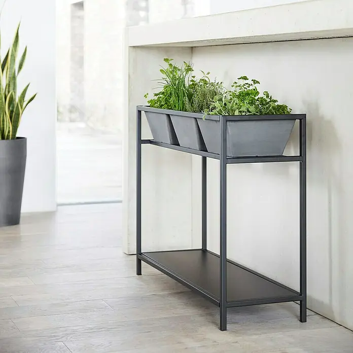 Ecopots Berlin Kräuterhochbeet - L x B x H: 101 x 36 x 80 cm, Grau - Grauer Pflanzkasten mit Kräutern auf einem dunklen Metallgestell. Ideal für die stilvolle Kräuteranzucht im Innenbereich.