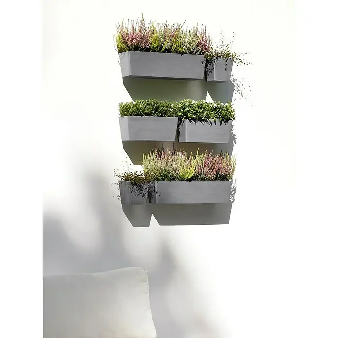 Ecopots Pflanzkasten Manhatten - Außenmaß (L x B x H): 15 x 17,2 x 15 cm, Kunststoff, Grau, S - Wandmontierte graue Pflanzgefäße mit grünen und lila Pflanzen, die eine vertikale Gartenlösung für Innen- und Außenbereiche bieten.