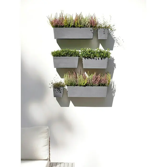 Ecopots Pflanzkasten Manhatten - Außenmaß (L x B x H): 15 x 17,2 x 15 cm, Kunststoff, Grau, S - Eine Wand mit grauen Pflanzkästen, die mit grünen und violetten Pflanzen bepflanzt sind, verleiht jedem Außenbereich einen Hauch von natürlicher Schönheit.