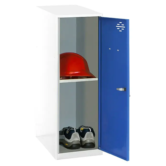 Simonrack Simonlocker Taquilla Mini Desmontada - L x An x Al: 50 x 40 x 91,5 cm, Blanco/Azul, Número de baldas: 1 ud. - Un armario blanco con una puerta azul, que alberga un casco rojo y un par de zapatos, ofreciendo un espacio ordenado.