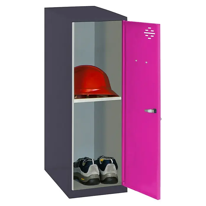 Simonrack Simonlocker Taquilla Mini Desmontada - L x An x Al: 50 x 40 x 91,5 cm, Antracita/Rosa, Número de baldas: 1 ud. - El casillero gris con un casco rojo en el estante y zapatos debajo ofrece un almacenamiento práctico. La puerta es rosa.
