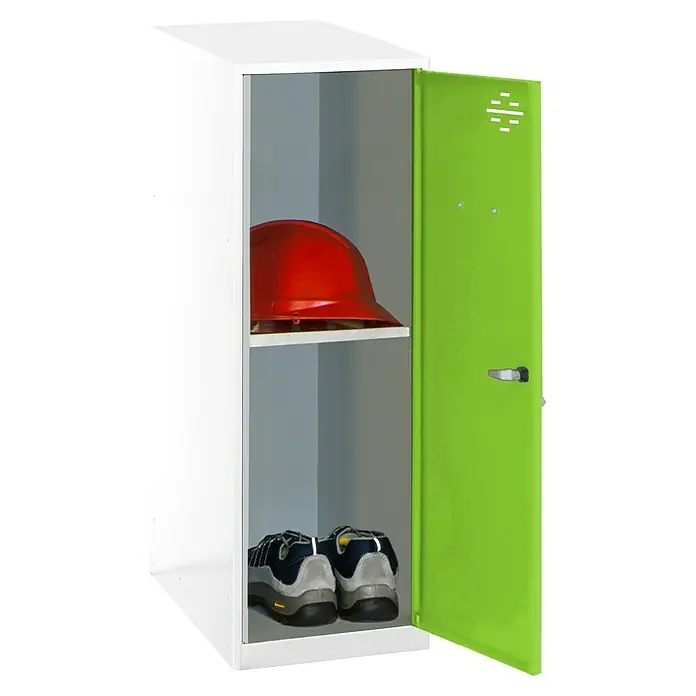Simonrack Simonlocker Taquilla Mini Desmontada - L x An x Al: 50 x 40 x 91,5 cm, Blanco/Verde, Número de baldas: 1 ud. - Un armario abierto en blanco y verde, que muestra un casco rojo y un par de zapatos en su interior. Una solución de almacenamiento práctica.