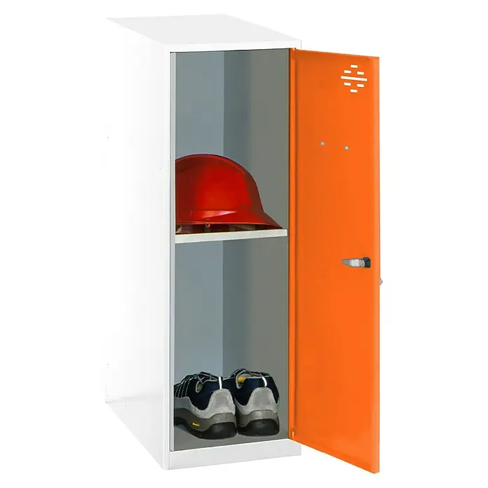 Simonrack Simonlocker Taquilla Mini Desmontada - L x An x Al: 50 x 40 x 91,5 cm, Blanco/Naranja, Número de baldas: 1 ud. - Un armario abierto en blanco y naranja con un casco y zapatos de trabajo en el interior. Práctico para obras o talleres.