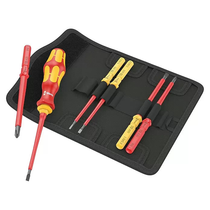 Wera Kraftform Kompakt Schraubendreher-Set VDE 7 Universal 1 Tool Finder - 7 -tlg. - Rotes und gelbes isoliertes Wechselklingenschraubendreher-Set mit ergonomischem Griff und mehreren Klingen in einer schwarzen Rolltasche.