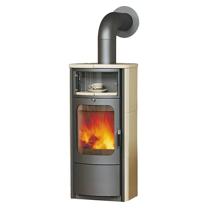 Hark Kaminofen Opera B - 5 kW, Raumheizvermögen: 138 m³, Material Verkleidung: Keramik, Creme - Ein Kaminofen mit Glasfenster und einem Rohr, das oben herausragt, ideal für eine gemütliche Atmosphäre in Ihrem Zuhause.