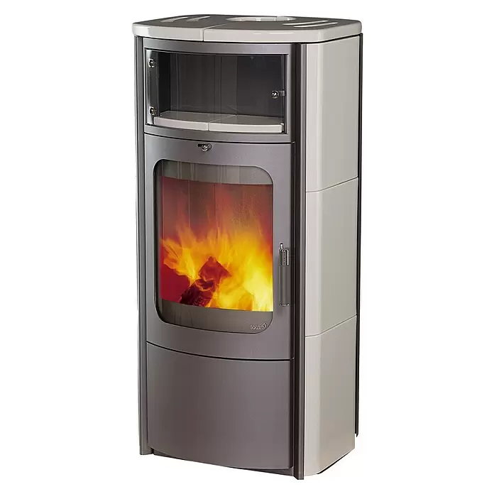 Hark Kaminofen Opera B - 5 kW, Raumheizvermögen: 138 m³, Material Verkleidung: Keramik, Creme/Weiß - Moderner grauer Kaminofen mit cremefarbenen Keramikplatten, Glastüren, die ein aktives Feuer zeigen, und einem oberen Fach.