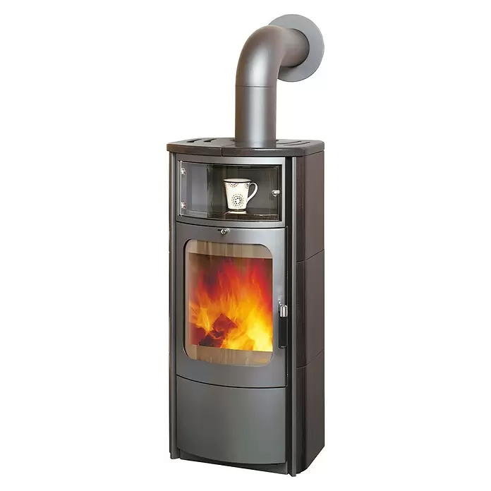 Hark Kaminofen Opera B - 5 kW, Raumheizvermögen: 138 m³, Material Verkleidung: Keramik, Schwarz - Dunkelgrauer, moderner Holzofen mit Abzugsrohr, Flammenfenster und oberem Fach mit Tasse.