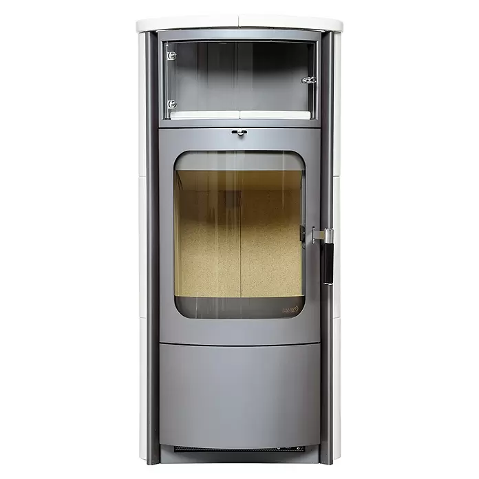 Hark Kaminofen Opera B - 5 kW, Raumheizvermögen: 138 m³, Material Verkleidung: Keramik, Creme/Weiß - Moderner grau-weißer Kaminofen mit klaren Glastüren, der den hellen Innenraum der Brennkammer zeigt.