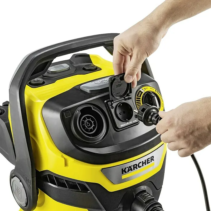 Kärcher Elektro-Nass- & Trockensauger WD 5 P V-25/5/22 - 1.100 W, 25 l - Das Bild zeigt die Details eines gelben Kärcher Staubsaugers, bei dem ein Stecker in eine Steckdose gesteckt wird.