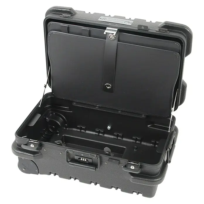 Hepco & Becker Werkzeugkoffer Chicago Case 5510 - L x B x H: 360 x 580 x 270 mm, High Density Polyethylen (HDPE) - Geöffneter schwarzer Werkzeugkoffer aus robustem Material mit Fächern zur Aufbewahrung verschiedener Werkzeuge und einem Zahlenschloss.