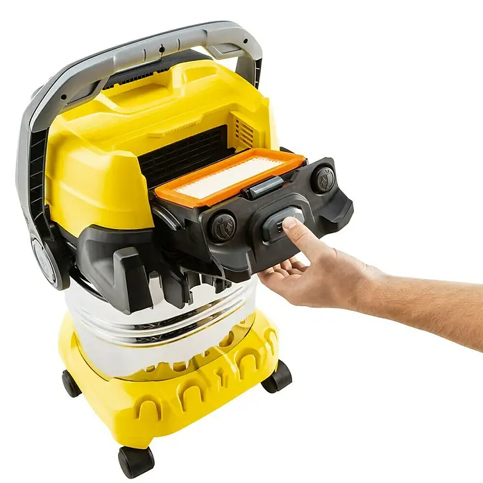 Kärcher Elektro-Nass- & Trockensauger WD6 P S V-30/6/22/T - 1.300 W, Behältervolumen: 30 l - Ein gelb-grauer Staubsauger mit einer Hand, die einen Filter einsetzt. Ideal für die Reinigung von Werkstätten und Garagen.