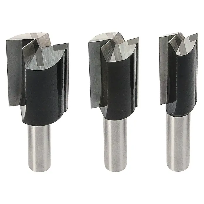 Bosch Fräser-Set Nut - Durchmesser Schaft: 8 mm, 6 -tlg. - Dieses Bild zeigt drei Nutenfräser mit gerader Nut, die in einem dunklen Raum vor einem schwarzen Hintergrund aufgereiht sind.