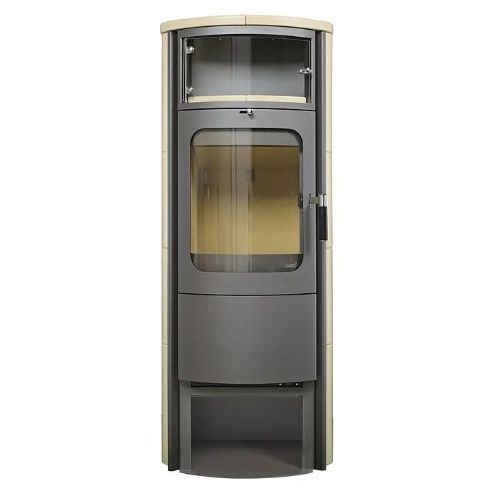 Hark Kaminofen Opera B Grande - 7 kW, Raumheizvermögen: 193 m³, Material Verkleidung: Keramik, Creme - Aufnahme eines Kaminofens, der über eine Glastür und ein Fach zur Holzaufbewahrung verfügt und ein gemütliches Ambiente schafft.
