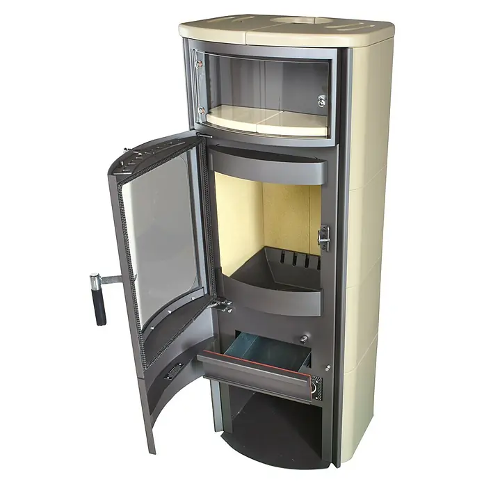 Hark Kaminofen Opera B Grande - 7 kW, Raumheizvermögen: 193 m³, Material Verkleidung: Keramik, Creme - Ein detailreiches Bild eines modernen Holzofens mit offener Tür, der seine inneren Komponenten zeigt und ein gemütliches Ambiente verspricht.