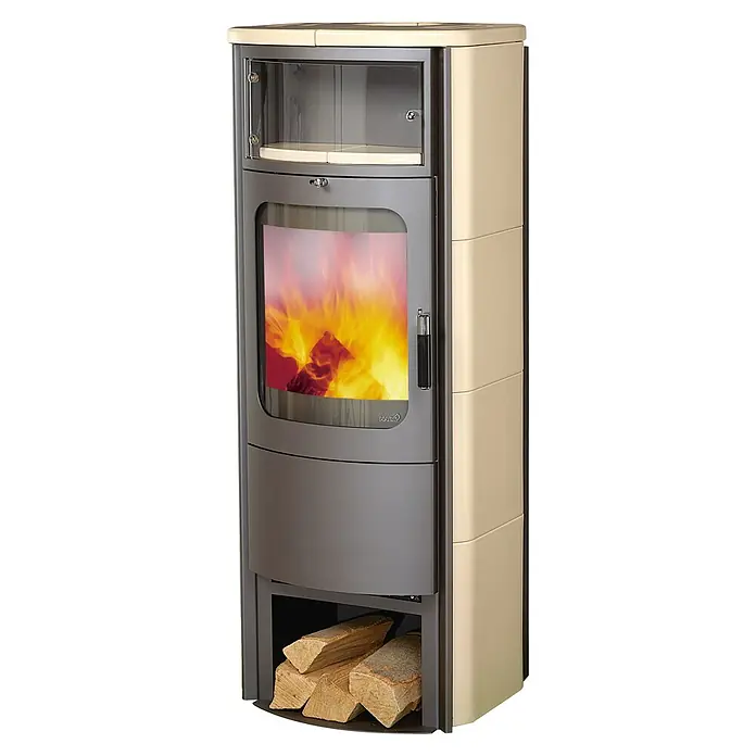 Hark Kaminofen Opera B Grande - 7 kW, Raumheizvermögen: 193 m³, Material Verkleidung: Keramik, Creme - Ein Kaminofen mit Holzscheiten im unteren Fach und einem simulierten Feuer im oberen Fach für eine gemütliche Atmosphäre.