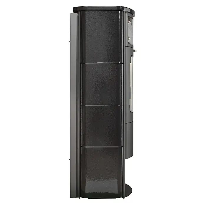 Hark Kaminofen Opera B Grande - 7 kW, Raumheizvermögen: 193 m³, Material Verkleidung: Keramik, Schwarz - Seitenansicht eines schwarzen Kaminofens mit einer glatten, strukturierten Oberfläche und klaren Linien, die seine moderne Ästhetik hervorheben.