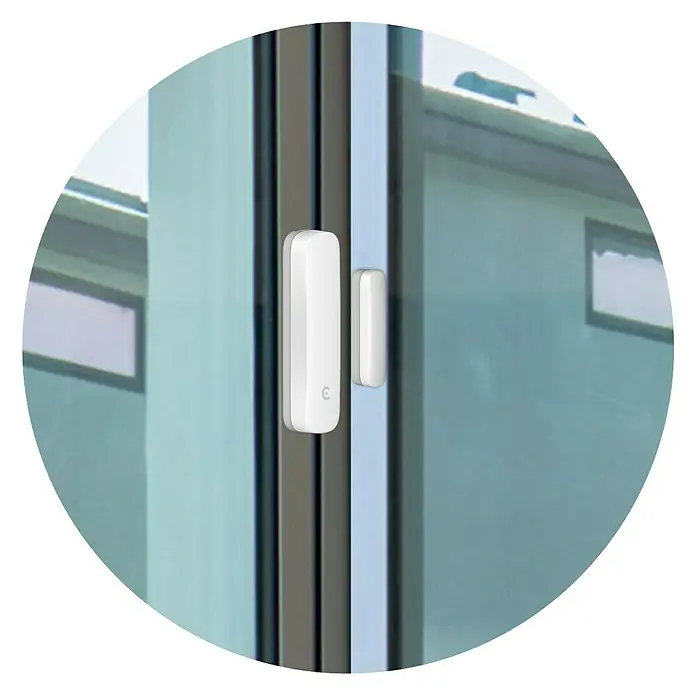 Clarer Fenster- & Türsensor S03 - Passend für: Clarer Alarmanlage C3, Reichweite ca.: 100 m - Nahaufnahme eines weißen Fenster-/Türsensors an einem Fensterrahmen. Der Sensor besteht aus zwei Teilen.