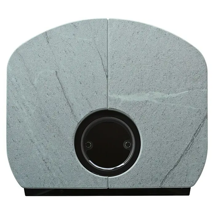 Hark Kaminofen Opera B Grande - 5 kW, Raumheizvermögen: 138 m³, Material Verkleidung: Stahl, Grau - Nahaufnahme eines modernen Kamins mit grauem Steindekor und kreisförmigem Brennbereich, der Wärme und Stil vereint.
