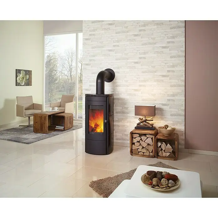 Hark Kaminofen Tiamo Ex - 6 kW, Raumheizvermögen: 165 m³, Material Verkleidung: Keramik, Schwarz - Ein gemütliches Wohnzimmer mit einem modernen Kaminofen, der Wärme und Atmosphäre verbreitet, und stilvollen Holzscheitablagen.