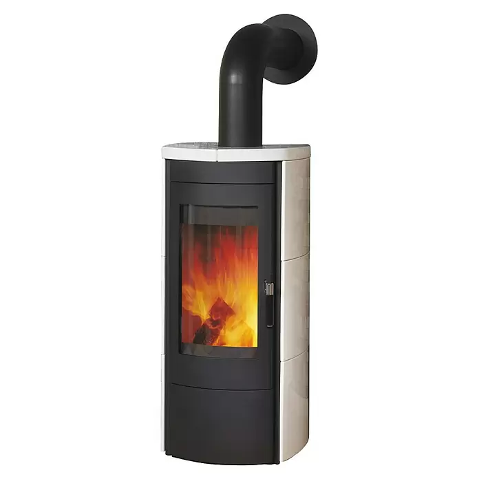 Hark Kaminofen Tiamo Ex - 6 kW, Raumheizvermögen: 165 m³, Material Verkleidung: Keramik, Creme/Weiß - Moderner weiß-schwarzer Kaminofen mit Glastür, die ein loderndes Feuer und ein schwarzes Rauchrohr zeigt.