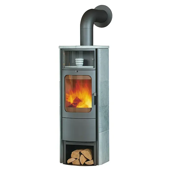 Hark Kaminofen Opera B Grande - 5 kW, Raumheizvermögen: 138 m³, Material Verkleidung: Stahl, Grau - Ein moderner Kaminofen mit Holzfach und Ofenrohr. Der Kaminofen ist mit Holz bestückt und das Feuer brennt bereits im Inneren.