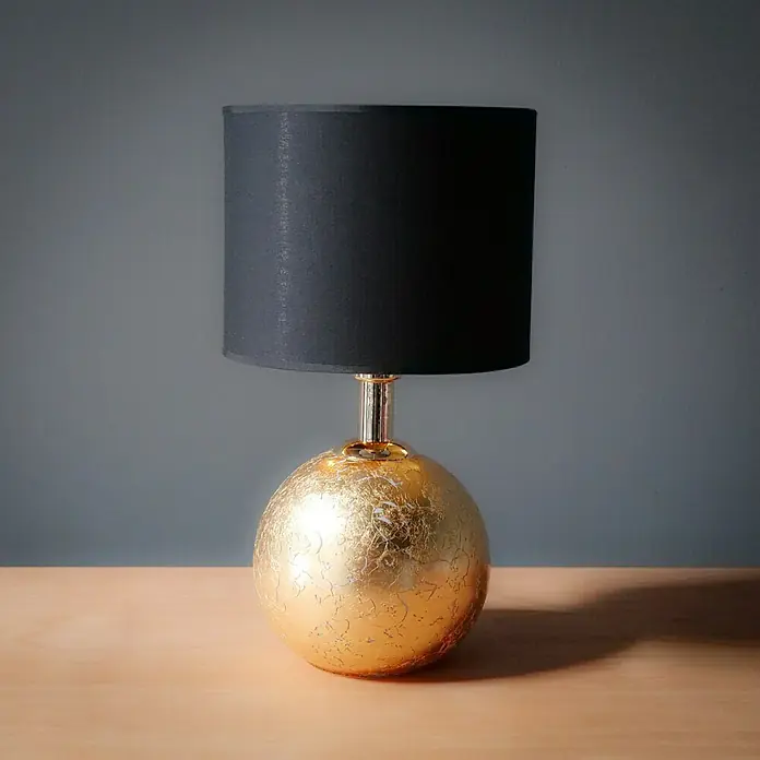 Tween Light Tischleuchte Gala - 40 W, Schwarz/Gold, G9 - Elegante Tischleuchte mit einem goldenen Kugelfuß und einem schlichten, schwarzen Lampenschirm, die ein warmes Licht in jeden Raum bringt.