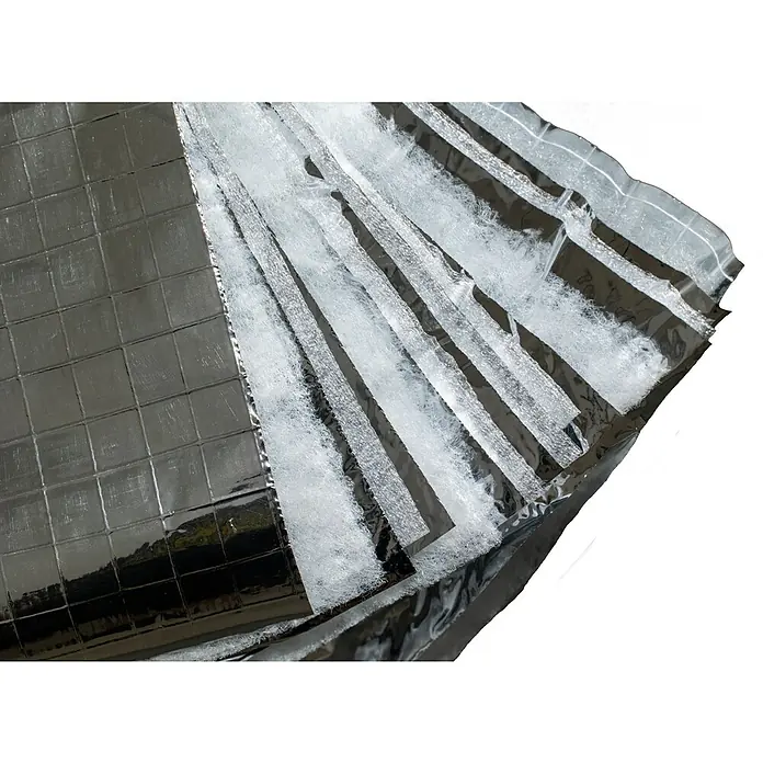 Bur2000 Aislamiento reflexivo Termoreflex 19 - 10 x 1,5 m, 15 m² - Primer plano de una lámina con material aislante, utilizada para fines de construcción y aislamiento. La textura y los materiales son claramente visibles.