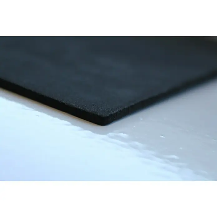 Bur2000 Base aislante Sound 2 - 25 m², Espesor: 2 mm - Primer plano de una estera de goma negra sobre una superficie blanca, destacando la textura y el material.