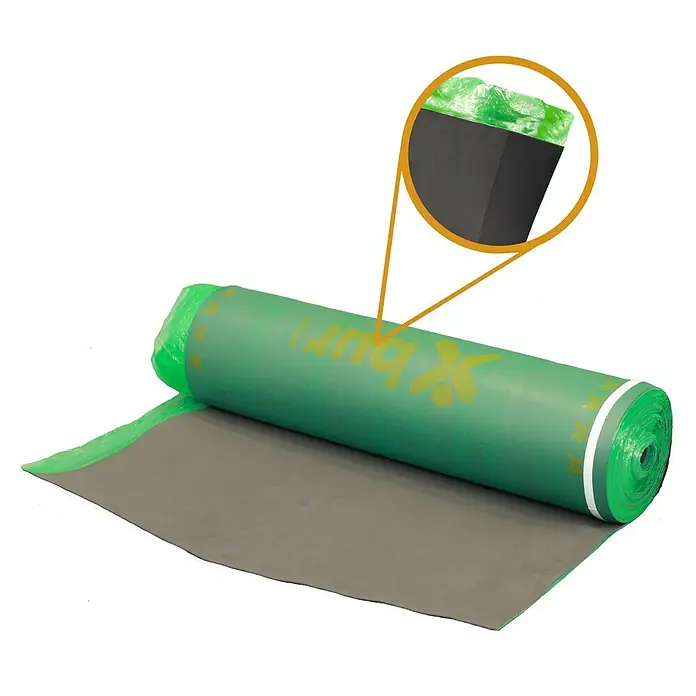 Bur2000 Base aislante Sound Plus 2 - 25 m², Espesor: 2 mm - Un rollo de tela asfáltica X-Bur con embalaje verde y un primer plano de la composición del material, ideal para sellar techos.