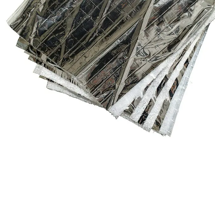 Bur2000 Aislamiento reflexivo Termoreflex 9 - 10 x 1,5 m, 15 m² - Primer plano de paneles térmicos aislantes de color plateado con un patrón de panal de abeja, utilizados para mantener el calor.