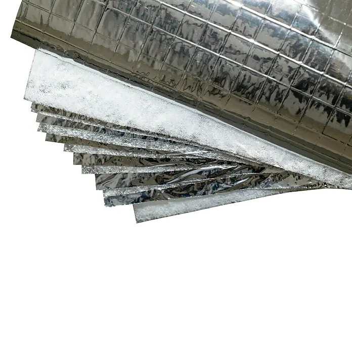 Bur2000 Aislamiento reflexivo Termoreflex 15 - 10 x 1,5 m, 15 m² - Primer plano de varias capas de lámina aislante reflectante con aislamiento blanco en el medio, ideal para aislamiento térmico y acústico.