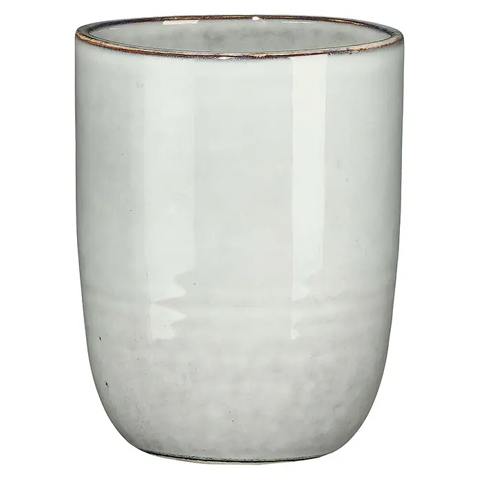 Trinkbecher Tabo - Ø x H: 7,5 x 10 cm, Grau, Keramik - Nahaufnahme einer weißen Keramiktasse mit leicht unregelmäßiger Oberfläche und braunem Rand, ideal für Getränke oder als stilvolles Deko-Element.