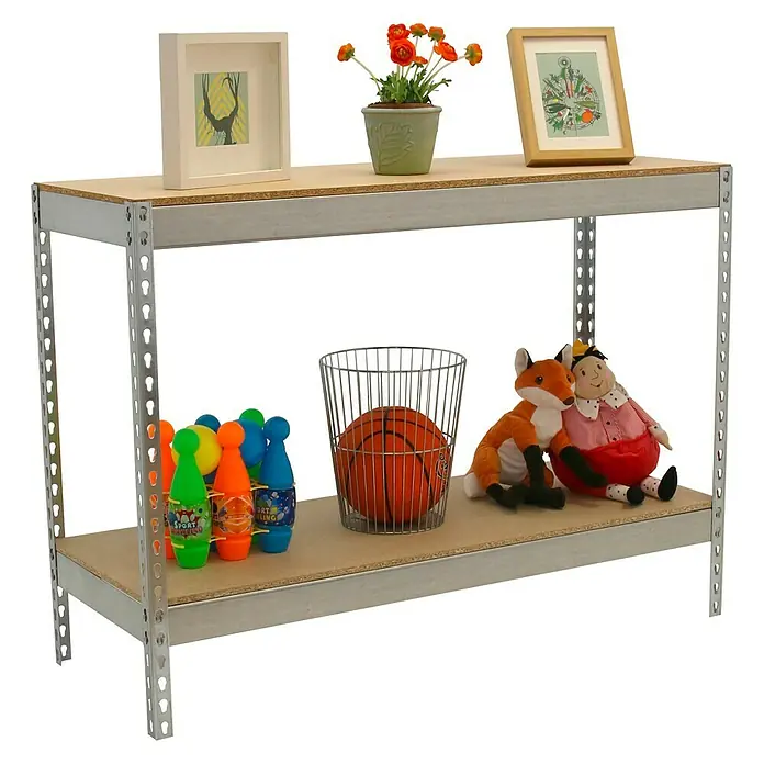 Simonrack Simontaller Schwerlastregal Ecoforte Chipboard - H x B x T: 90 x 120 x 75 cm, Traglast pro Boden: 400 kg, Anzahl Böden: 2 Stk., Stecken, Silber - Ein zweistöckiges Regal aus Metall mit Holzplatten, auf dem Dekorationen, Spielzeuge und ein Basketball in einem Drahtkorb stehen.