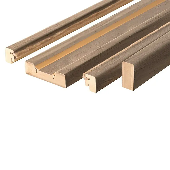 Solid Elements Set para puertas correderas Toronto - 105 mm x 2,2 m, Roble claro, Madera - Primer plano de varios perfiles de molduras de madera, con diferentes formas y acabados para diseño interior y decoración.